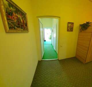 Гостевой дом Guest house Inkit Пицунда Двухместный номер с двуспальной кроватью и дополнительной кроватью-1