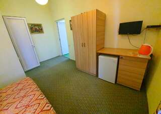 Гостевой дом Guest house Inkit Пицунда Двухместный номер с двуспальной кроватью и дополнительной кроватью-3