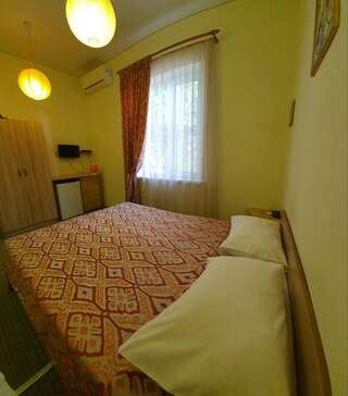 Гостевой дом Guest house Inkit Пицунда Двухместный номер с двуспальной кроватью и дополнительной кроватью-6