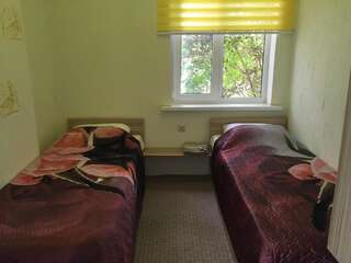 Гостевой дом Guest house Inkit Пицунда Двухместный номер эконом-класса с 2 отдельными кроватями и общей ванной комнатой-8
